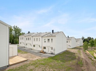 Parhus till salu på Hamre 206A i Knivsta - Mäklarhuset