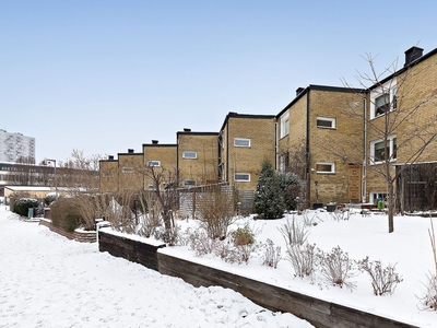 Charmigt radhus i flera etage med spännande planlösning, fina ljusinsläpp och centralt läge!