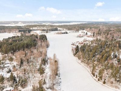 Väl tilltagen tomt på landet nära staden i söderläge!