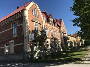 Ovanlig tvåa med uteplats och källarvåning – Sala centrum