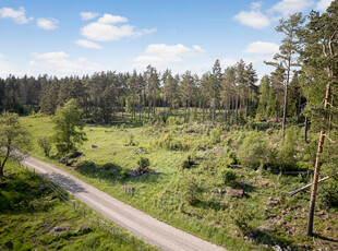 Tomt till salu på Simtuna Isby 14 i Fjärdhundra - Mäklarhuset