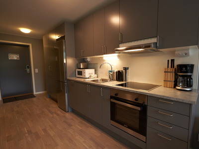 Möblerad lägenhet med 2 sängar vid Ekerö Centrum //Fully-furnished 2 bed studio apartment in Ekerö