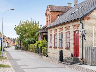 Fantastiskt gatuhus med tillhörande lägenhet/gästhus