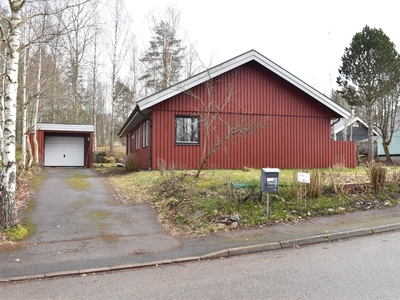 Villa till salu på Berghällsvägen 4 i Holsbybrunn - Mäklarhuset