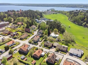 Villa till salu på Kaprifolvägen 30 i Steningehöjden - Mäklarhuset