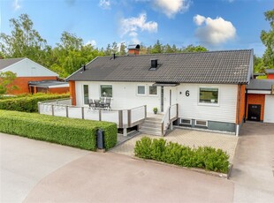 Villa till salu på Pärnuvägen 11 i Oskarshamn - Mäklarhuset