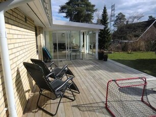 modern villa i barnvänligt område