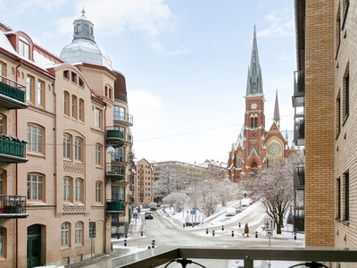 Drömlägenhet i Linné med utsikt över Oscar Fredriks kyrka!