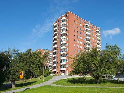 Lägenheten är belägen i Huddinge Centrum