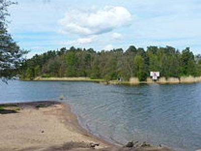 Trevligt rum. 12 min från Centralen. Nära pendel/T-bana. Nyrenoverat kök och badrum