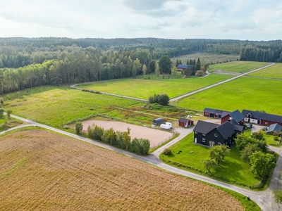 Unik hästgård med stor villa samt fint garage