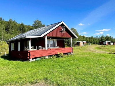 Högt läge i Vilasund med två fritidshus