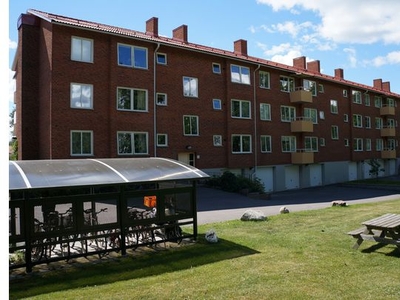 Hyr ett 3-rums lägenhet på 80 m² i Surahammar