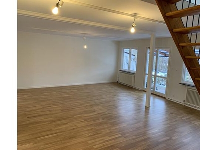 Hyr ett 5-rums hus på 121 m² i Täby